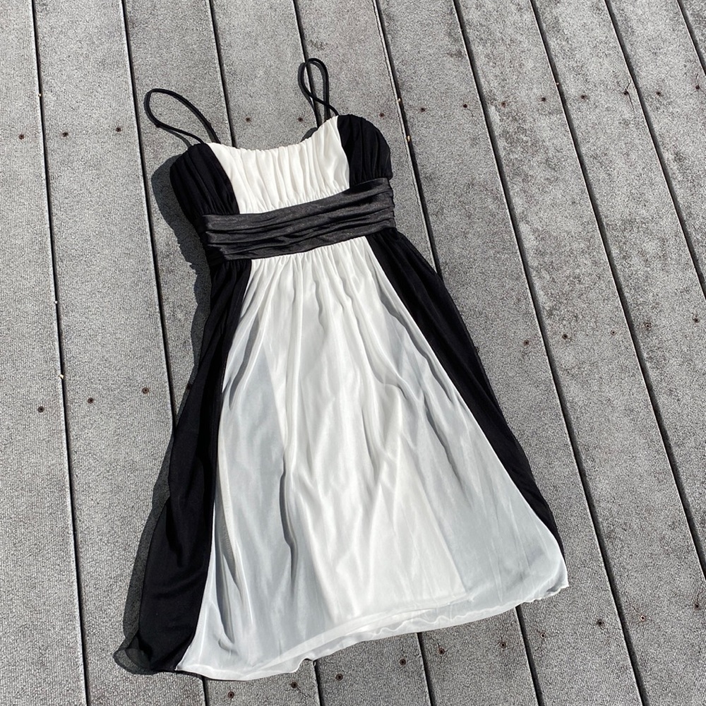 ❄️ Black and White Homecoming Dress